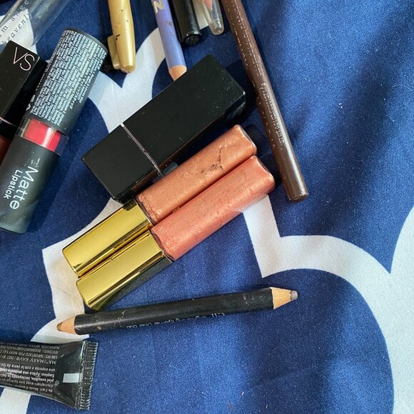 Marc Jacobs/ Estee Lauder /Victoria Secret & more LOT OF MAKEUP - Picture 5 of 11